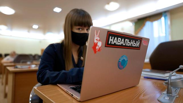 Mit ihrem Nawalny-Aufkleber auf dem Laptop ist Ksenija Fadejewa, 29, eine Außenseiterin im Stadtrat des sibirischen Tomsk. In ihrer Stadt wurde der Oppositionspolitiker vergiftet.
