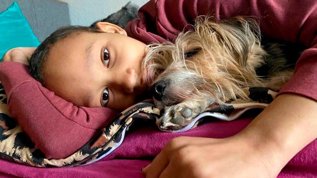 Mit ihrer Hündin Lia auf dem Bett zu kuscheln. Das hat Mirjam während der langen Krankenhausaufenthalte am meisten vermisst.