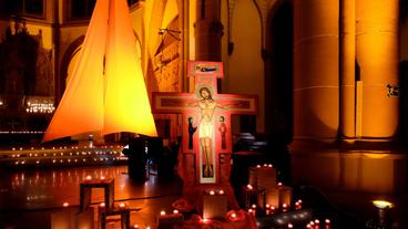 Mit unverwechselbaren Gesängen und vielen Kerzen lädt ein Gottesdienst im Geiste der ökumenischen Gemeinschaft von Taizé in besonderer Atmosphäre zum Mitsingen, Mitbeten und zur Meditation am Jahresende ein.