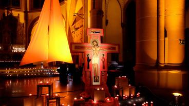 Bild: WDR Mit unverwechselbaren Gesängen und vielen Kerzen lädt ein Gottesdienst im Geiste der ökumenischen Gemeinschaft von Taizé in besonderer Atmosphäre zum Mitsingen, Mitbeten und zur Meditation am Jahresende ein.
