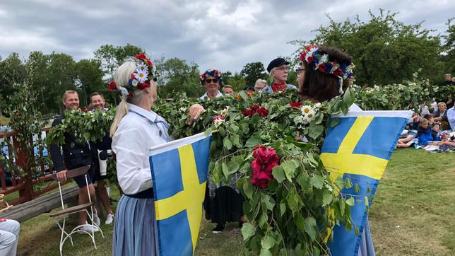 Bild: NDR Mittsommer - ein Traditionsfest und in Schweden wichtiger als Weihnachten. Hier wird im Schlosspark von Läckö gefeiert.