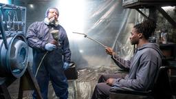 Moah (Eugene Boateng, r) sorgt sich um Carlos (Armin Rode) Tablettenkonsum. Carlo mauert.