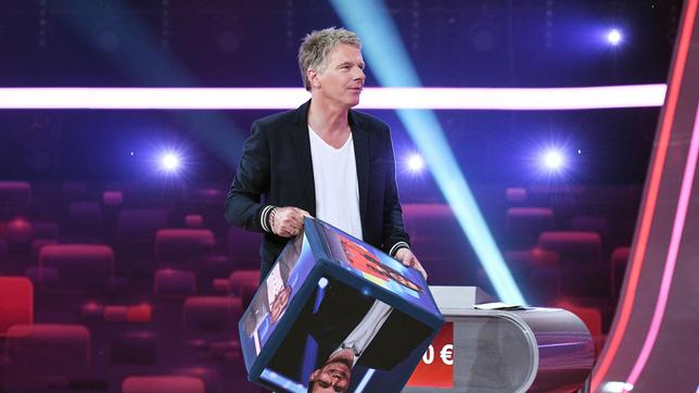 Bild: ARD/Uwe Ernst Moderator Jörg Pilawa mit dem Quizduell-Experten-Würfel.
