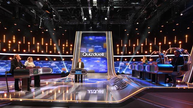 Bild: ARD/Uwe Ernst Moderator Jörg Pilawa mit den Kandidaten des Teams „Becker“: Ben Becker, Schauspieler mit Tochter Lilith Becker. Sowie dem Rateteam: Marie-Lousie Finck, Eckard Freise (2.v.r) und Thorsten Zirkel.