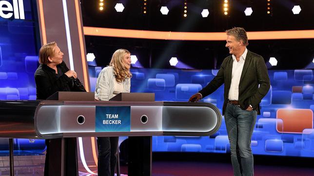 Bild: ARD/Uwe Ernst Moderator Jörg Pilawa mit den Kandidaten des Teams „Becker“: Ben Becker, Schauspieler mit Tochter Lilith Becker.