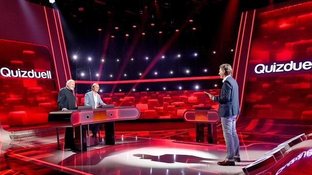 Bild: ARD/Uwe Ernst Moderator Jörg Pilawa mit den Kandidaten des Teams "Legenden": Den Moderatoren Gunther Emmerlich und Wolfgang Lippert.