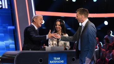Bild: ARD/Uwe Ernst Moderator Jörg Pilawa mit den Kandidaten des Teams "Ratefuchs": Hubertus Meyer-Burckhardt, Moderator und Produzent und Stephanie Stumph, Schauspielerin.