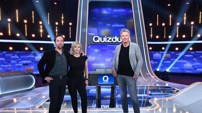 Bild: ARD/Uwe Ernst Moderator Jörg Pilawa mit den Kandidaten des Teams „Schauspiel“: Dem Schauspieler-Ehepaar Jan Josef Liefers und Anna Loos.