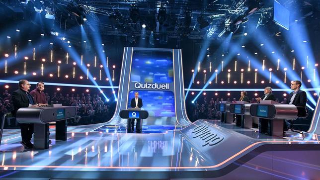 Bild: ARD/Uwe Ernst Moderator Jörg Pilawa mit den Kandidaten des Teams "Schauspiel": Jürgen Tarrach und Wotan Wilke Möhring, beide Schauspieler, sowie die Quiz-Experten Marie-Louise Finck, Eckard Freise und Thorsten Zirkel.