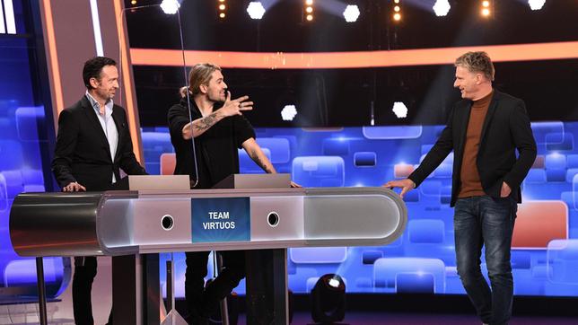 Bild: ARD/Uwe Ernst Moderator Jörg Pilawa mit den Kandidaten des Teams „Virtuos“: Till Brönner und David Garrett, beide Musiker.