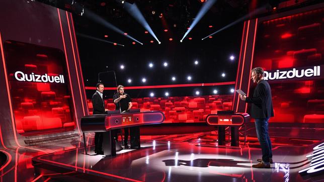 Bild: ARD/Uwe Ernst Moderator Jörg Pilawa mit den Kandidaten des Teams „Virtuos“: Till Brönner und David Garrett, beide Musiker.