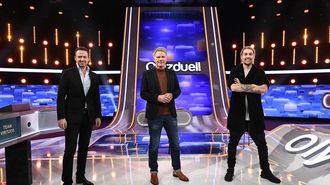 Bild: ARD/Uwe Ernst Moderator Jörg Pilawa mit den Kandidaten des Teams „Virtuos“: Till Brönner und David Garrett, beide Musiker.