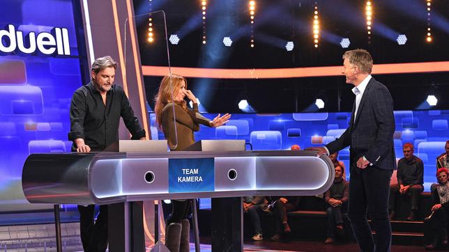 Bild: ARD/Uwe Ernst Moderator Jörg Pilawa mit den Kandidat:innen des Teams "Kamera": Dem Schauspieler Stefan Jürgens und die Schauspielerin Esther Schweins.