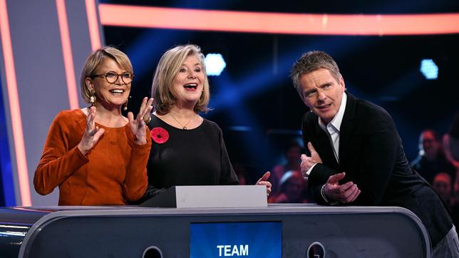 Bild: ARD/Uwe Ernst Moderator Jörg Pilawa mit den Kandidatinnen des Teams "Schauspiel": Uschi Glas und Jutta Speidel, beide Schauspielerinnen.