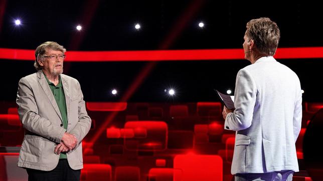 Bild: ARD/Uwe Ernst Moderator Jörg Pilawa mit Quizprofi Eckard Freise.