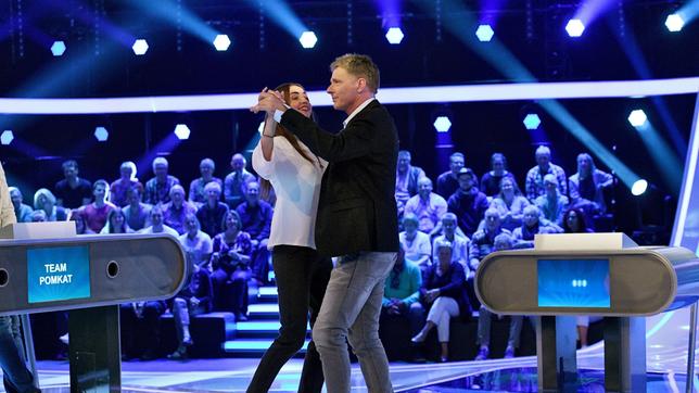 Bild: ARD/Uwe Ernst Moderator Jörg Pilawa tanzt mit der Tänzerin Ekaterina Leonova.