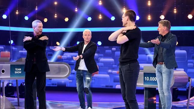 Bild: ARD/Uwe Ernst Moderator Jörg Pilawa und Quiz-Experte Eckard Freise tanzen mit den Kandidaten des Teams „Show“: Thomas Hermanns, Comedian und Guido Cantz, Moderator.