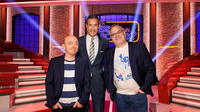 Bild: NDR/Morris Mac Matzen Moderator Kai Pflaume und seine Rateteam-Kapitäne Bernhard Hoëcker und Elton.