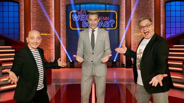 Bild: NDR/Morris Mac Matzen Moderator Kai Pflaume und seine Rateteam-Kapitäne Bernhard Hoëcker und Elton begrüßen in dieser Sendung als prominente Gäste in der ersten Runde den Fernsehmoderator Alexander Bommes und die Fernsehmoderatorin Laura Wontorra. In der zweiten Runde die Schauspielerin Senta Berger und den Schauspieler Christoph Maria Herbst sowie in der dritten Runde den Musiker Peter Maffay und den Musiker Hartmut Engler. Foto: Bernhard Hoecker, Kai Pflaume, Elton