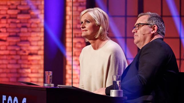 Bild: NDR/Morris Mac Matzen Moderator Kai Pflaume und seine Rateteam-Kapitäne Bernhard Hoëcker und Elton begrüßen in dieser Sendung als prominente Gäste in der ersten Runde die Komikerin Carolin Kebekus und die Comedienne und Schauspielerin Meltem Kaptan. In der zweiten Runde den Fernsehmoderator Rudi Cerne und die Sportmoderatorin Kristin Otto, sowie in der dritten Runde den Schauspieler Heino Ferch und den Schauspieler Wolfgang Stumph. Bild: Kristin Otto und Elton