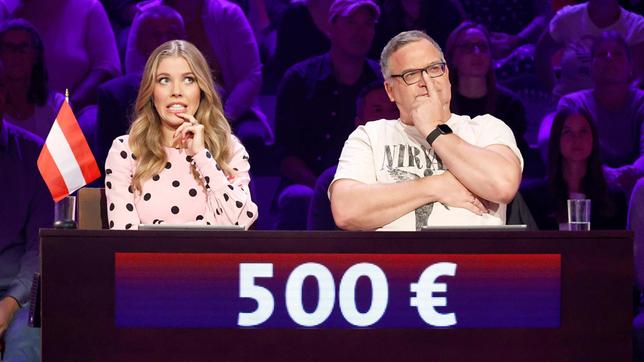 Bild: NDR/Morris Mac Matzen Moderator Kai Pflaume und seine Rateteam-Kapitäne Bernhard Hoëcker und Elton begrüßen in dieser Sendung als prominente Gäste in der ersten Runde den Hundetrainer und Moderator Martin Rütter und die Fernsehmoderatorin Victoria Swarovski. In der zweiten Runde den Schauspieler Miroslav Nemec und die Schauspielerin Adele Neuhauser, sowie in der dritten Runde den Musiker DJ Ötzi und den Musiker Adel Tawil. Foto: Victoria Swarovski und Elton