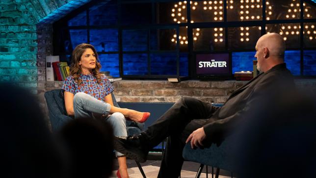 Bild: WDR/Melanie Grande Moderator Torsten Sträter (r) mit seinem Gast, Journalistin und Moderatorin Kattie Salié.