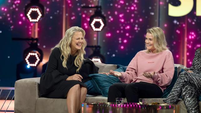 Bild: SWR/Thorsten Hein Moderatorin Barbara Schöneberger und Comedienne Hazel Brugger verstehen sich prächtig – und natürlich Spaß. Die optimale Kombination, um gemeinsam die besten Streiche des vergangenen Jahres anzuschauen beim Best of 2025.