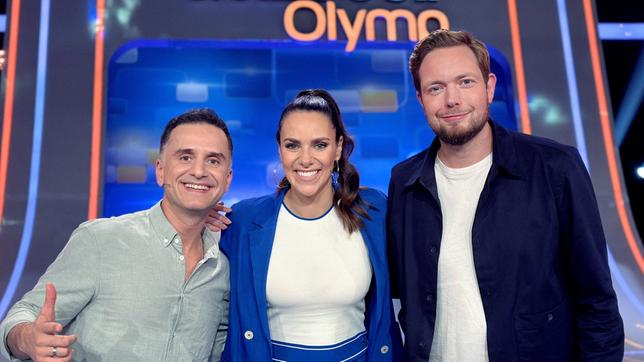 Bild: ARD/ITV Studios Moderatorin Esther Sedlaczek mit den Kandidaten des Teams "Bratklava": Özcan Cosar und Bastian Bielendorfer