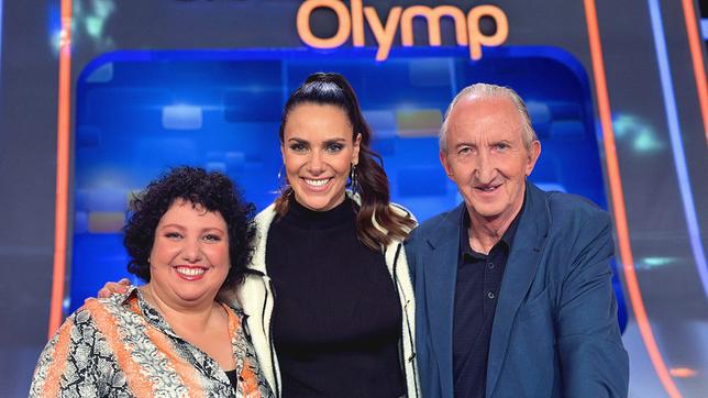 Bild: ARD/ITV Studios Moderatorin Esther Sedlaczek mit den Kandidaten des Teams "Comedy": Meltem Kaptan und Mike Krüger