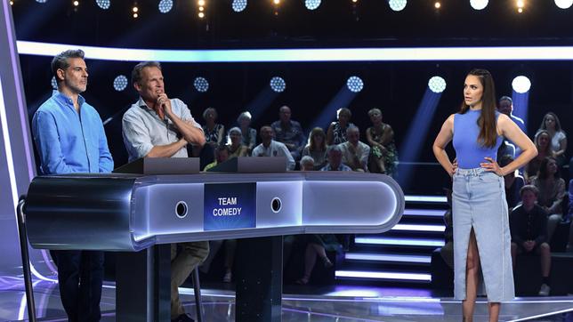 Bild: ARD/Uwe Ernst Moderatorin Esther Sedlaczek mit den Kandidaten des Teams "Comedy": Rick Kavanian und Christian Tramitz - beide Schauspieler und Comedians.