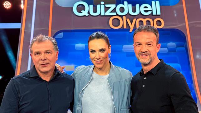 Moderatorin Esther Sedlaczek mit den Kandidaten des Teams "EM-Gold": Andreas Möller und Fredi Bobic.