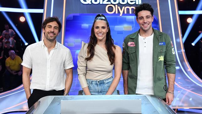 Bild: ARD/Uwe Ernst Moderatorin Esther Sedlaczek mit den Kandidaten des Teams "Gitarre": Max Giesinger und Alexander Eder beide Musiker,