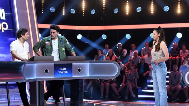 Bild: ARD/Uwe Ernst Moderatorin Esther Sedlaczek mit den Kandidaten des Teams "Gitarre": Max Giesinger und Alexander Eder beide Musiker.