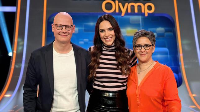 Bild: ARD/ITV Studios Moderatorin Esther Sedlaczek mit den Kandidaten des Teams "Hauptstadt": Matthias Deiß und Shakuntala Banerjee
