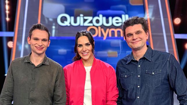 Bild: ARD/ITV Studios Moderatorin Esther Sedlaczek mit den Kandidaten des Teams "heute-show": Fabian Köster und Lutz van der Horst.