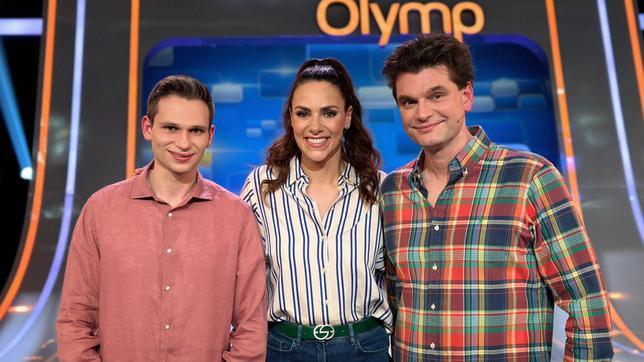 Bild: ARD/ITV Studios Moderatorin Esther Sedlaczek mit den Kandidaten des Teams "heuteshow": Fabian Köster und Lutz van der Horst