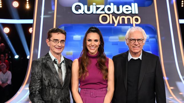 Bild: ARD/Uwe Ernst Moderatorin Esther Sedlaczek mit den Kandidaten des Teams "Kabarett": Mathias Richling und Bruno Jonas.