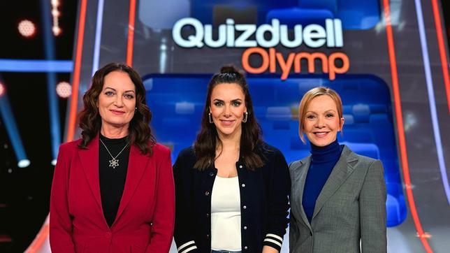 Bild: ARD/ITV Studios Moderatorin Esther Sedlaczek mit den Kandidaten des Teams "Kamera":Natalia Wörner und Kathja Flint.
