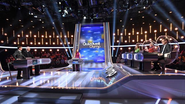 Bild: ARD/Uwe Ernst Moderatorin Esther Sedlaczek mit den Kandidaten des Teams "Karbarett": Mathias Richling und Bruno Jonas, sowie dem Rateteam: Marie-Louise Finck, Eckard Freise und Thorsten Zirkel.
