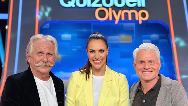 Bild: ARD/ITV Studios Moderatorin Esther Sedlaczek mit den Kandidaten des Teams "Karneval": Henning Krautmacher und Guido Cantz.