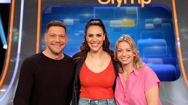 Bild: ARD/ITV Studios Moderatorin Esther Sedlaczek mit den Kandidaten des Teams "Kulinarik": Robin Pietsch und Zora Klipp