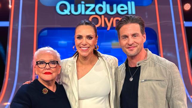Bild: ARD/ITV Studios Moderatorin Esther Sedlaczek mit den Kandidaten des Teams "Musical": Angelika Milster und Alexander Klaws