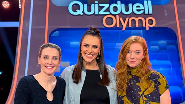 Moderatorin Esther Sedlaczek mit den Kandidaten des Teams "Nordwest": Jana Klinge und Marleen Lohse