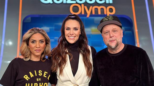 Bild: ARD/ITV Studios Moderatorin Esther Sedlaczek mit den Kandidaten des Teams "Rap": Sabrina Setlur und Smudo