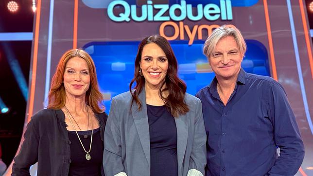 Moderatorin Esther Sedlaczek mit den Kandidaten des Teams "Schauspiel": Esther Schweins und Stefan Jürgens