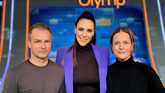 Bild: ARD/ITV Studios Moderatorin Esther Sedlaczek mit den Kandidaten des Teams "Schauspiel": Hinnerk Schönemann und Claudia Michelsen