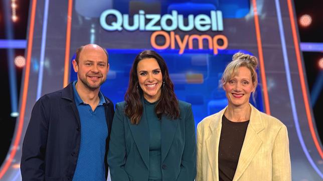 Bild: ARD/ITV Studios Moderatorin Esther Sedlaczek mit den Kandidaten des Teams "Schauspiel": Moritz Führmann Anna Schudt.