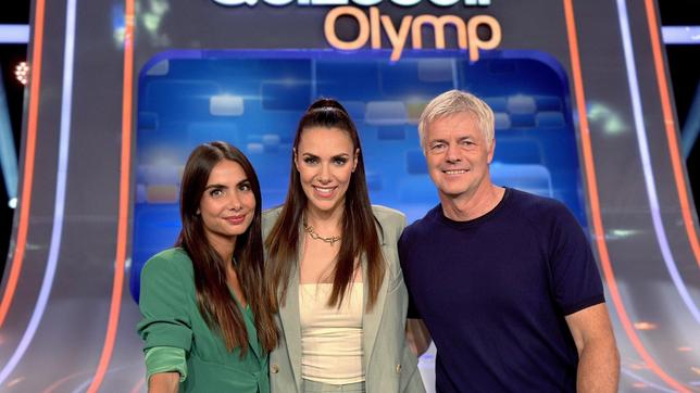 Bild: ARD/ITV Studios Moderatorin Esther Sedlaczek mit den Kandidaten des Teams "Sportschau": Lea Wagner und Tom Bartels