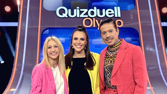Bild: ARD/ITV Studios Moderatorin Esther Sedlaczek mit den Kandidaten des Teams "Tanz": Kathrin Menzinger und Jorge González.