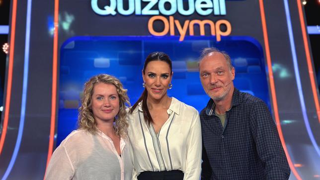 Bild: ARD/ITV Studios Moderatorin Esther Sedlaczek mit den Kandidaten des Teams "Tatort": Cornelia Gröschel und Martin Brambach